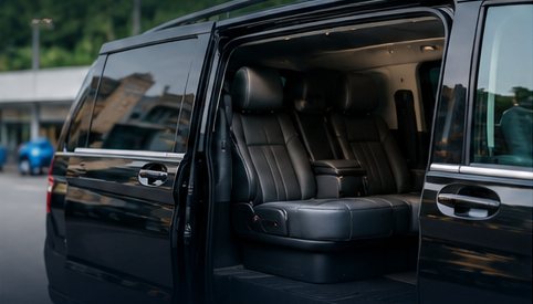 Innenraum eines Vans mit Ledersitzen